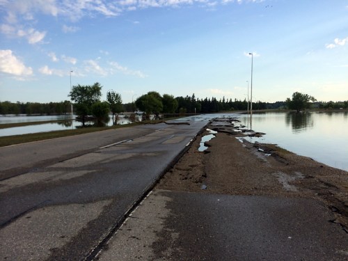 Grant Hamilton/Brandon Sun
As the Assiniboine River recedes, it reveals damage has been done to First Street, where portions of the shoulder asphalt have been washed away, as seen on Monday.