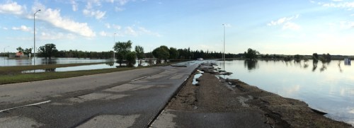 Grant Hamilton / Brandon Sun
As the Assiniboine River recedes, it reveals some damage has been done to First Street, where portions of the shoulder asphalt have clearly been washed away, as seen Monday morning, July 21, 2014.