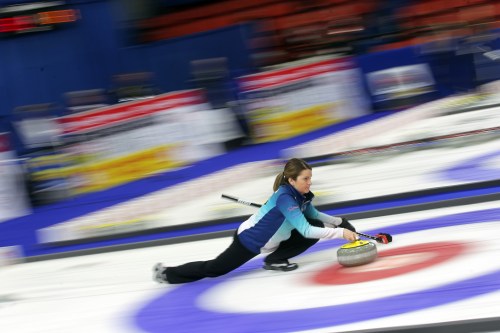 Tim Smith/Brandon Sun
Skip Kerri Einarson delivers a rock at the Home Hardware Canada Cup of Curling at Westman Place on Thursday afternoon.