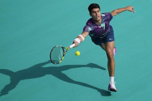 Carlos Alcaraz of Spain Casper returns the ball to Ruud of Norway, during a match for the third place of the Mubadala World Tennis Championship, in Abu Dhabi, United Arab Emirates, Sunday, Dec. 18, 2022. (AP Photo/Kamran Jebreili)