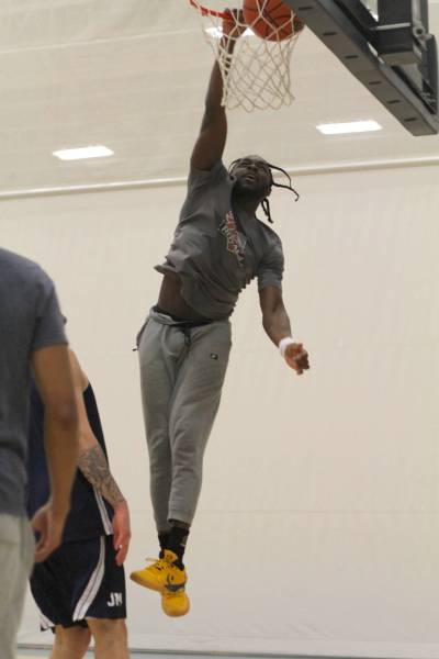 Eli Ampofo dunks during Brandon University Bobcats men's basketball practice on Thursday. (Thomas Friesen/The Brandon Sun)