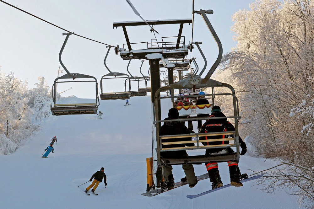 Skiers and snowboarders make their way down a run at Asessippi Ski Resort on a sunny day in early January. (Tim Smith/The Brandon Sun)